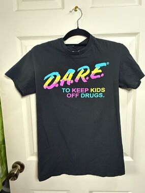 DARE Black Graphic T-shirt - Neon Logo D.A.R.E to keep kids off drugs Sz Small